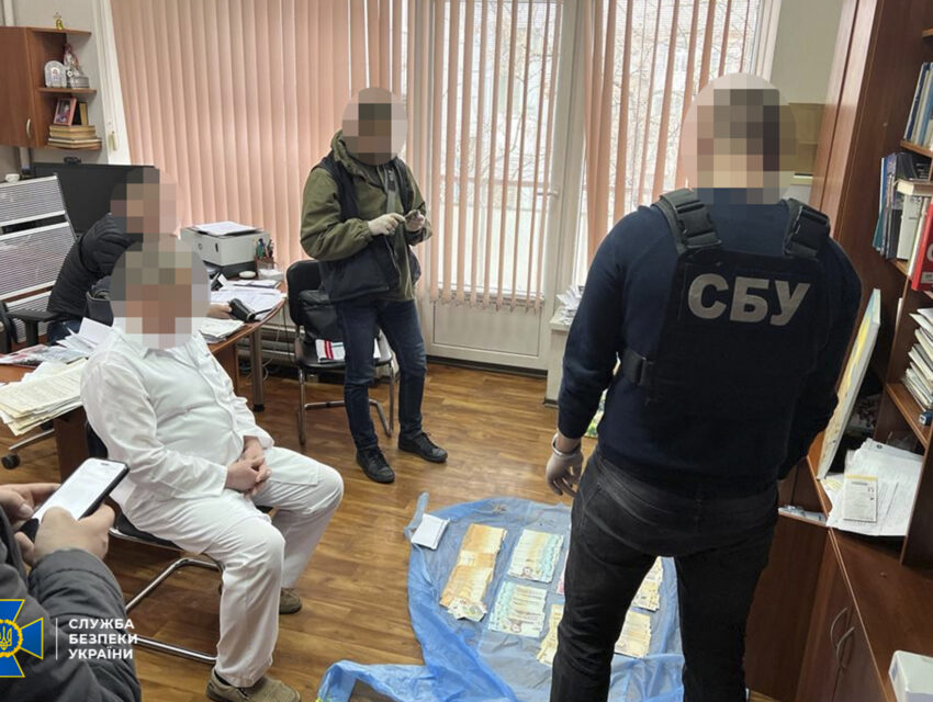 У Дніпрі директор обласного медцентру з поплічниками «заробили» мільйон гривень на безплатних операціях