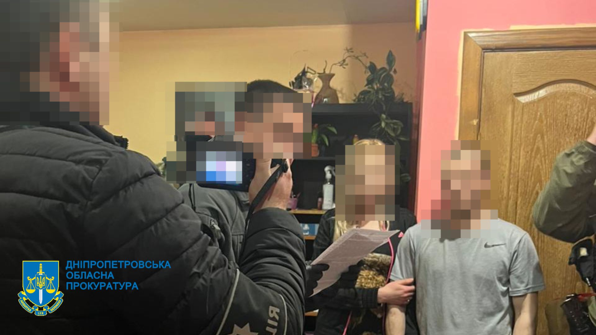 В Кам'янському злочинна група, куди входив місцевий правоохоронець, заробляла на збуті метамфетаміну 2 млн грн на місяць - ФОТО