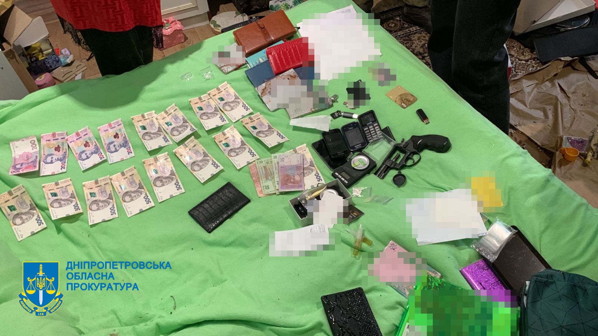 В Кам'янському злочинна група, куди входив місцевий правоохоронець, заробляла на збуті метамфетаміну 2 млн грн на місяць - ФОТО
