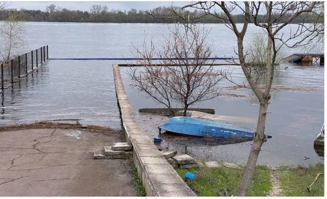 У Кам’янському вода затопила вулиці, двори, міський пляж і ресторан - ФОТО