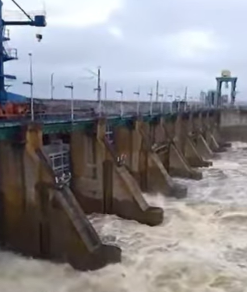 У Кам’янському вода затопила вулиці, двори, міський пляж і ресторан - ФОТО
