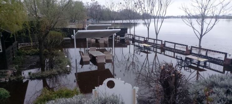 У Кам’янському вода затопила вулиці, двори, міський пляж і ресторан