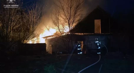 В Кам’янському вночі горіла бездоглядна будівля