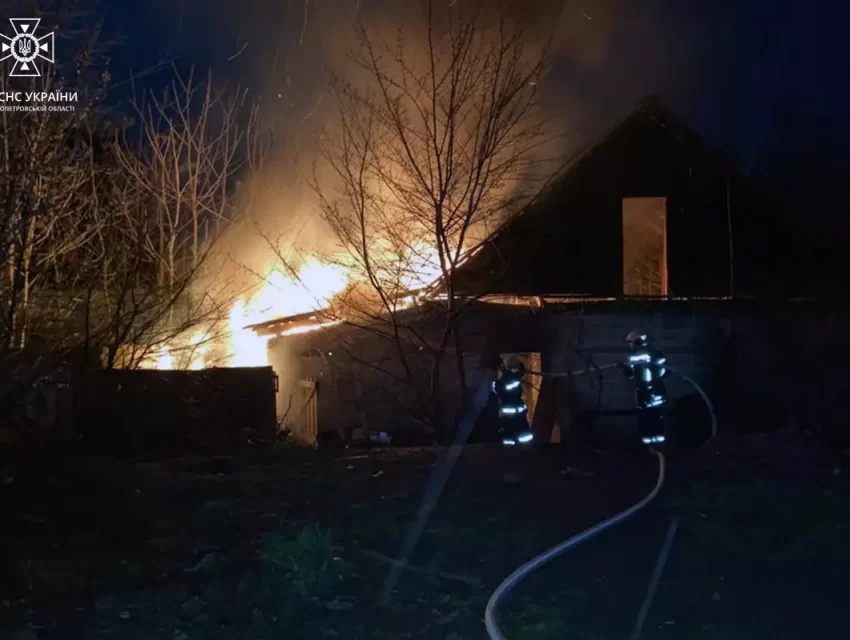 В Кам’янському вночі горіла бездоглядна будівля