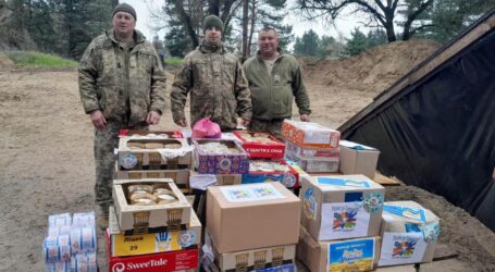 Освітяни Кам’янського продовжили марафон великодніх подарунків для військових