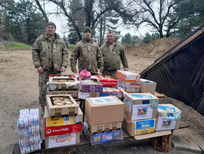 Освітяни Кам’янського продовжили марафон великодніх подарунків для військових
