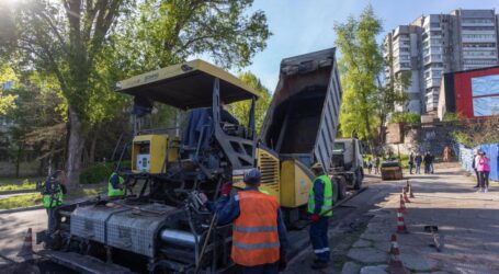 В Кам’янському комунальники продовжують наводити лад у місті