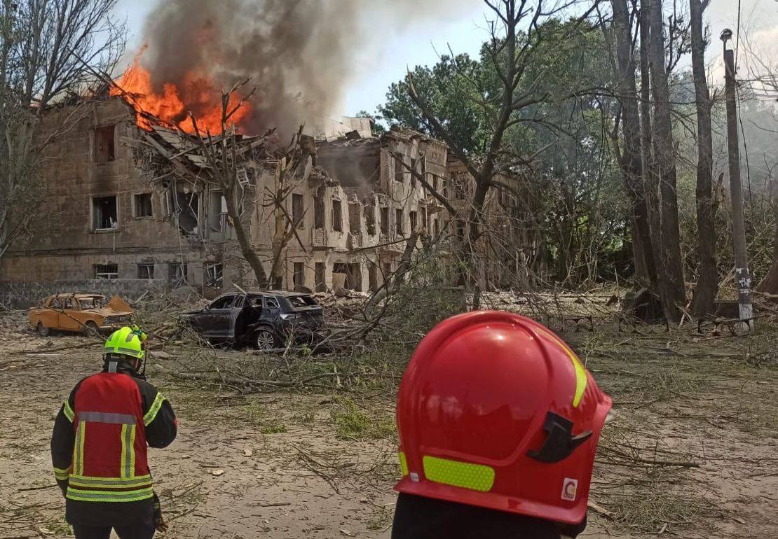 Одна людина загинула, 15 поранені в результаті сьогоднішнього ракетного удару по Дніпру - ФОТО