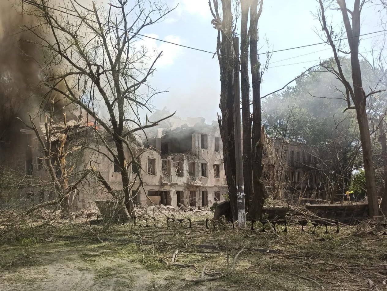 Одна людина загинула, 15 поранені в результаті сьогоднішнього ракетного удару по Дніпру - ФОТО