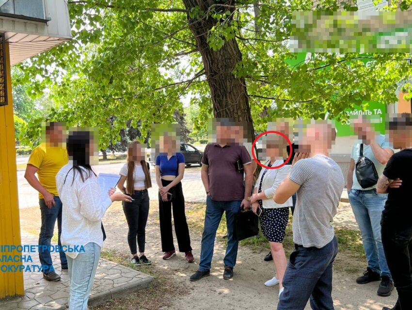 На Дніпропетровщині чиновницю підозрюють у вимаганні хабаря у волонтера