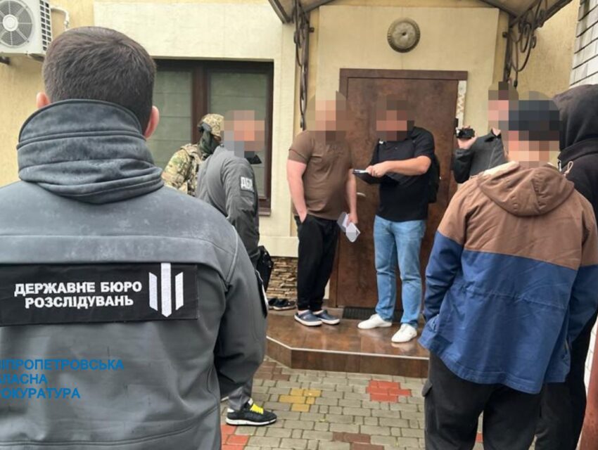 У Дніпрі правоохоронця зі спільником підозрюють у вимаганні вигаданого боргу та погрожуванні вбивством (відео)