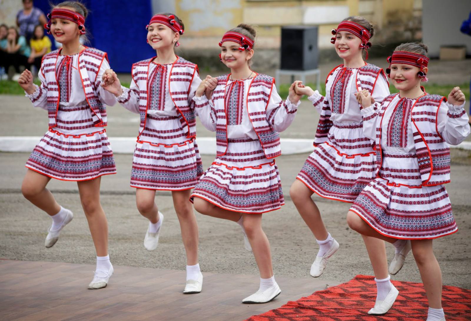 Ліцеїсти Кам'янського збирали гроші на позашляховик для військових - ФОТО