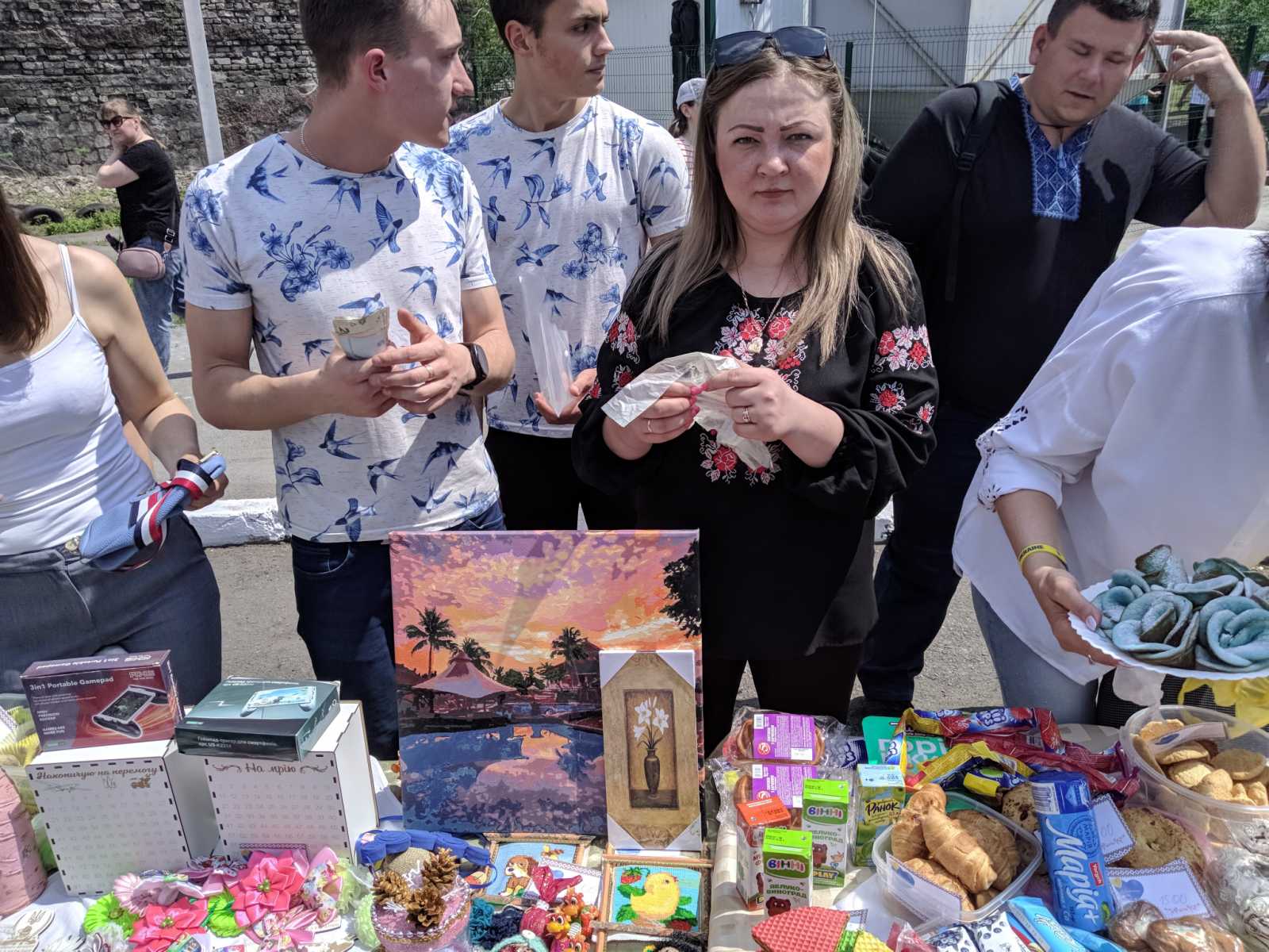 Ліцеїсти Кам'янського збирали гроші на позашляховик для військових - ФОТО
