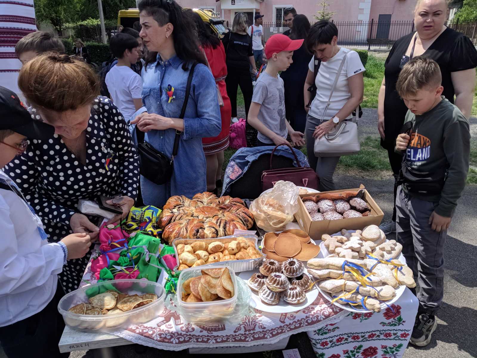 Ліцеїсти Кам'янського збирали гроші на позашляховик для військових - ФОТО