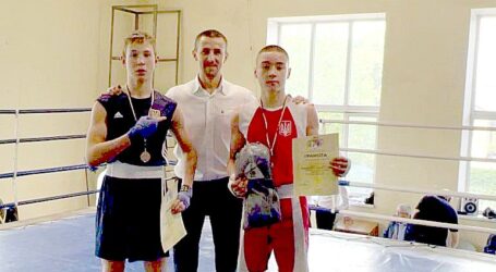 Боксерів-переможців з Кам`янського на чемпіонаті області нагородили дорогими подарунками