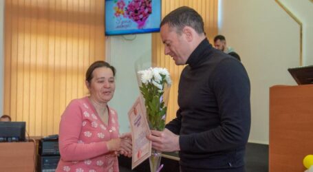 Мер Кам’янського привітав жінок міста з Днем матері