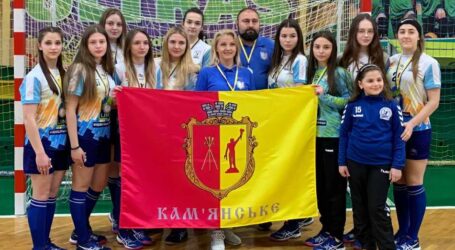 Гандболістки команди “Дніпро-ДЮСШ № 1” з Кам’янського отримали срібні медалі чемпіонату України