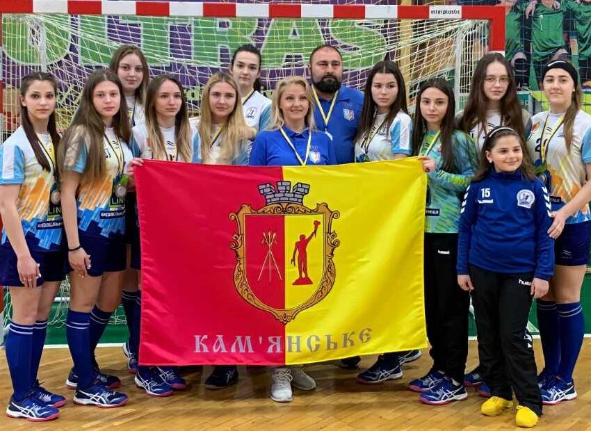Гандболістки команди “Дніпро-ДЮСШ № 1” з Кам’янського отримали срібні медалі чемпіонату України