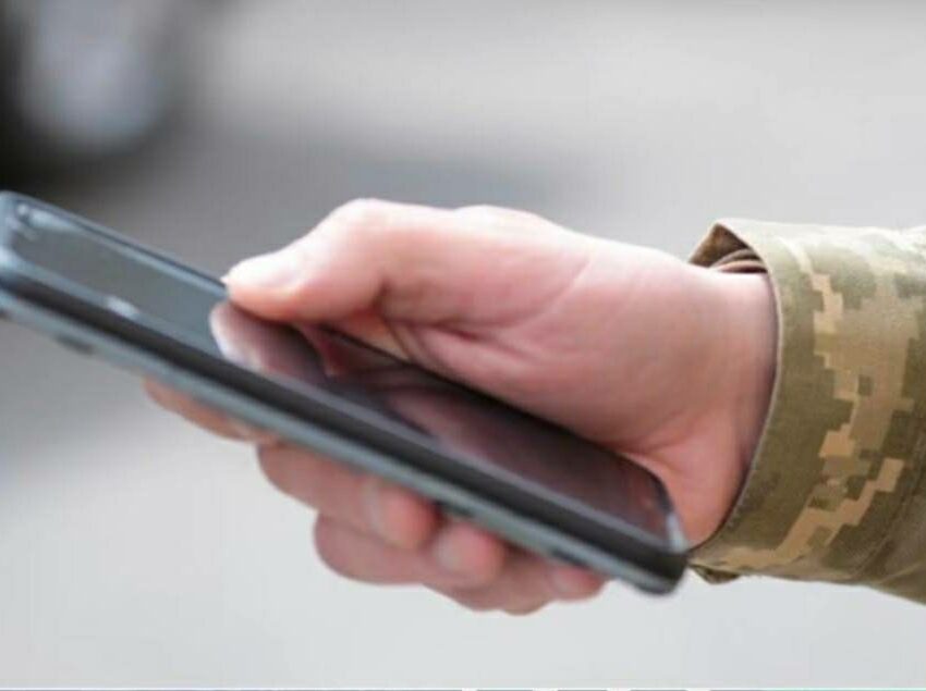 Поліційні Дніпра затримали двох чоловіків, яких підозрюють в обкраданні військового на 700 тис. грн.