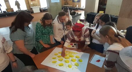 На «Ночі музеїв» в Кам’янському співали, стріляли з лука, створювали «мальовку єдності» та смакували зливану кашу