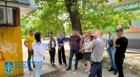 На Дніпропетровщині чиновницю підозрюють у вимаганні хабаря у волонтера