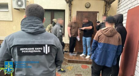 У Дніпрі правоохоронця зі спільником підозрюють у вимаганні вигаданого боргу та погрожуванні вбивством (відео)