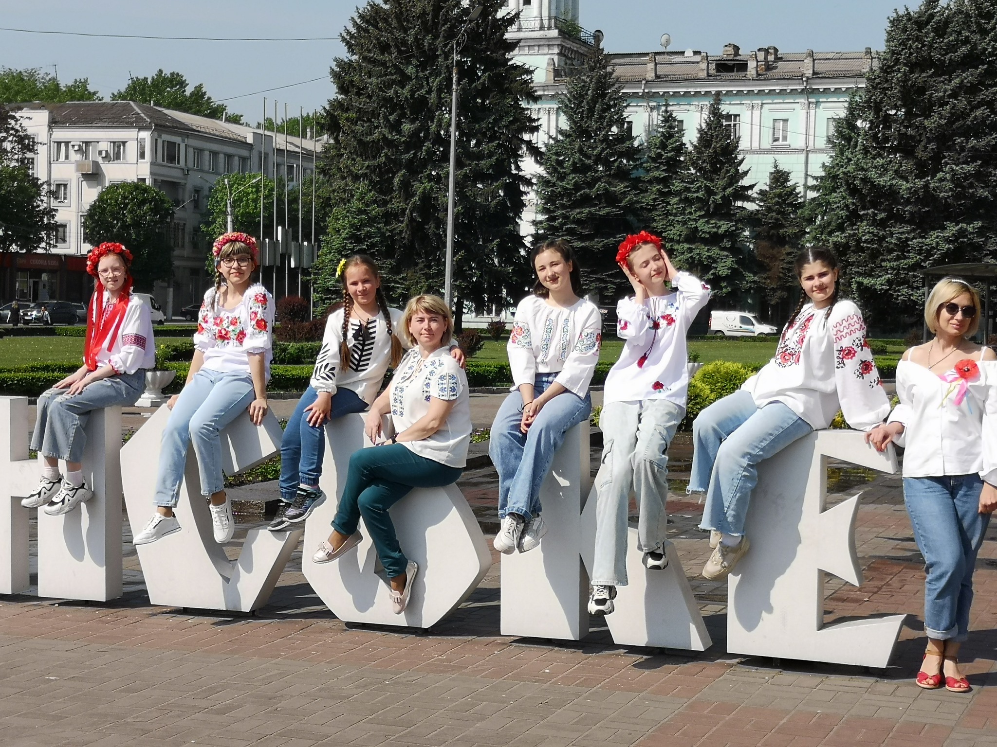 Майже три сотні кам'янчан взяли участь у флешмобі до Дня вишиванки - ФОТО