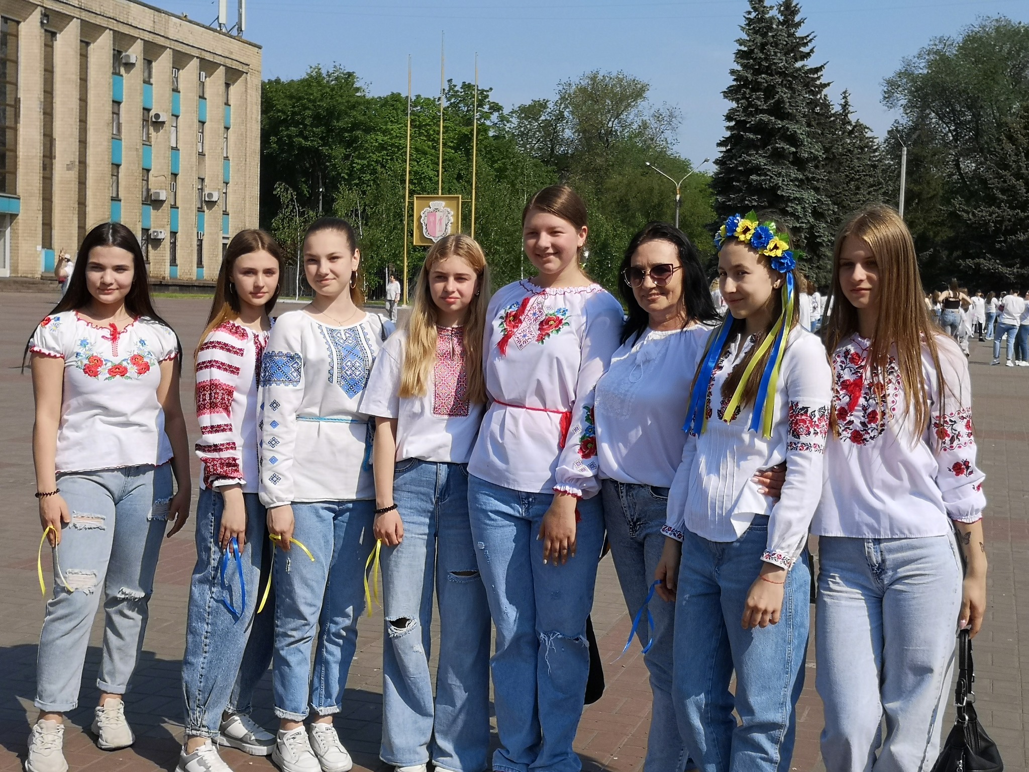Майже три сотні кам'янчан взяли участь у флешмобі до Дня вишиванки - ФОТО