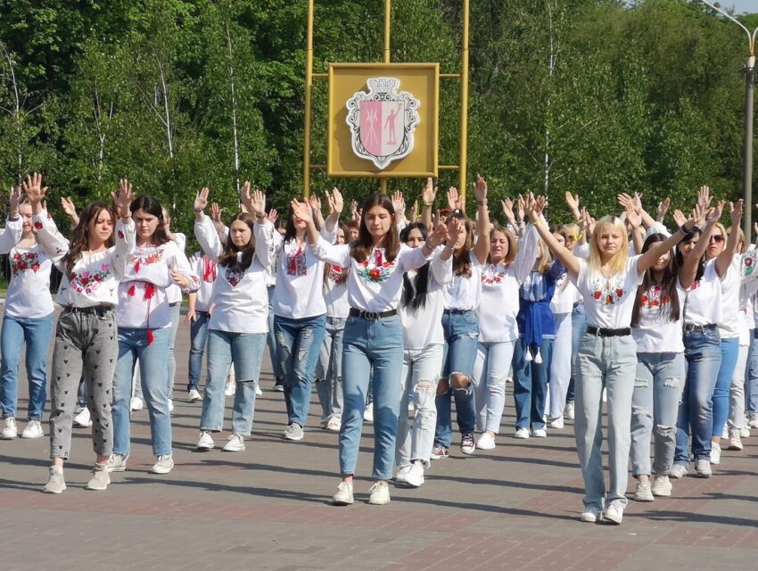 Майже три сотні кам’янчан взяли участь у флешмобі до Дня вишиванки