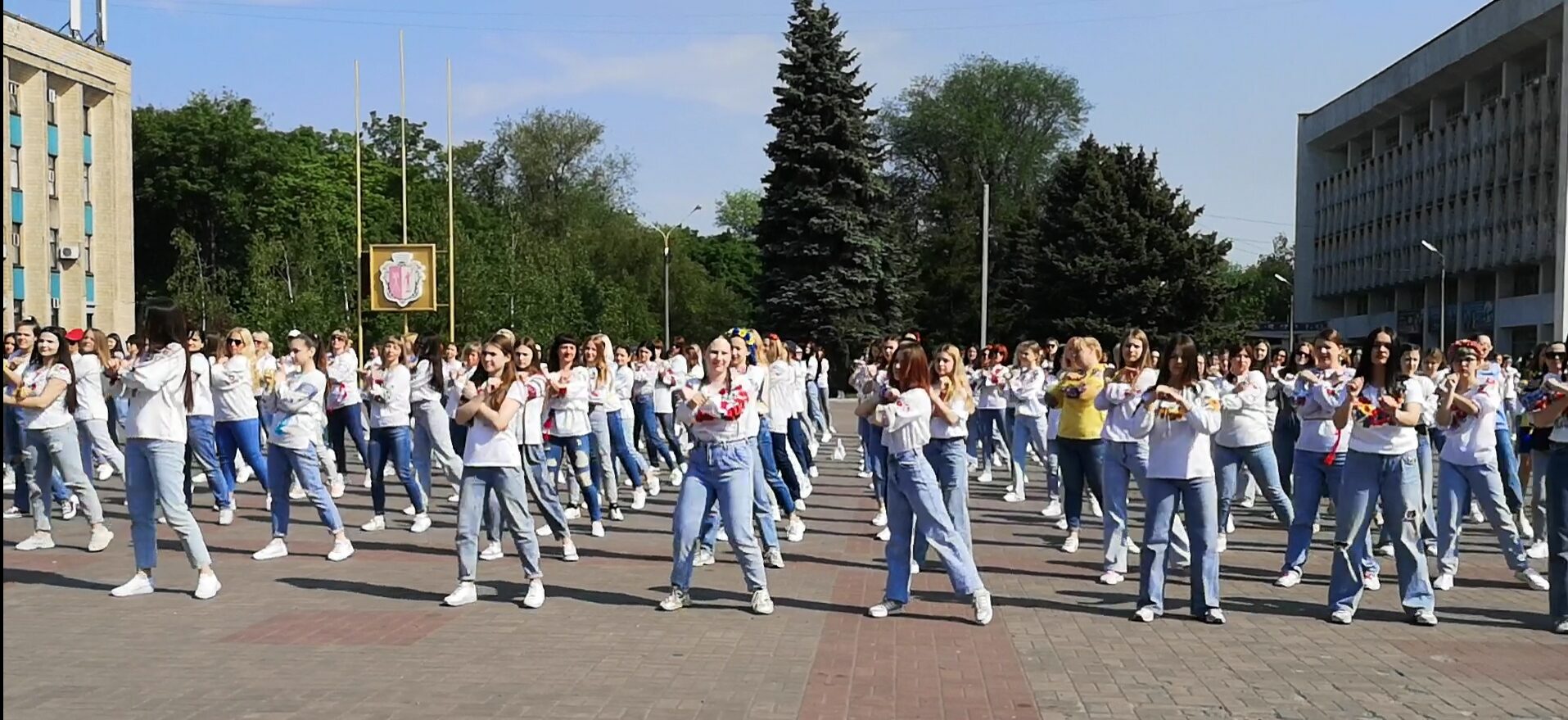 Майже три сотні кам'янчан взяли участь у флешмобі до Дня вишиванки - ФОТО