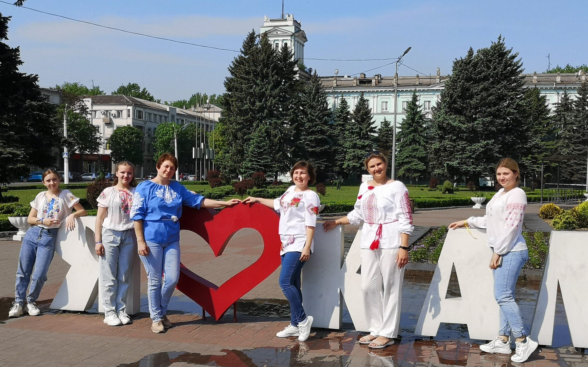 Майже три сотні кам'янчан взяли участь у флешмобі до Дня вишиванки - ФОТО