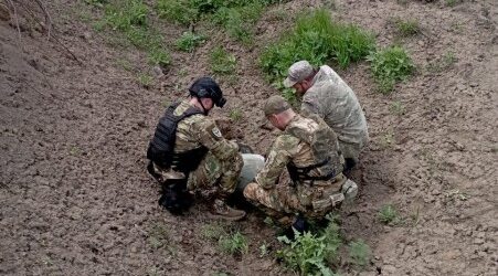 Вибухотехніки знешкодили бойову частину ракети, що застрягла у будівлі в Дніпрі після нічного обстрілу (Відео)
