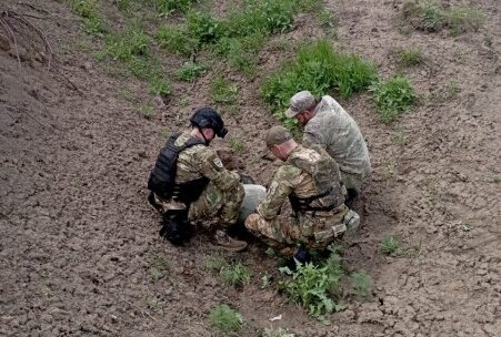 Вибухотехніки знешкодили бойову частину ракети, що застрягла у будівлі в Дніпрі після нічного обстрілу (Відео)
