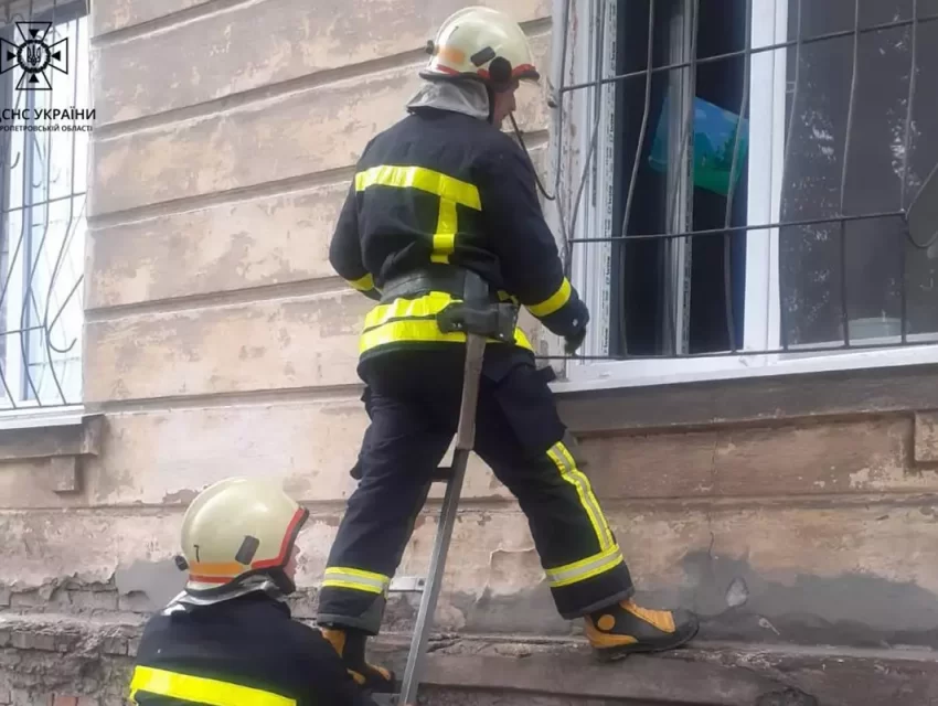 В Кам’янському рятувальники допомогли батькам потрапити до квартири, де замкненими залишились маленькі хлопчики