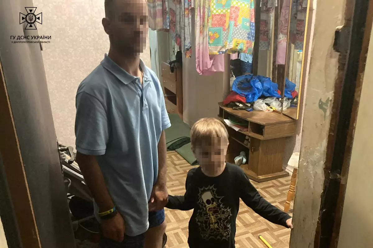 В Кам'янському рятувальники допомогли батькам потрапити до квартири, де замкненими залишились маленькі хлопчики - ФОТО