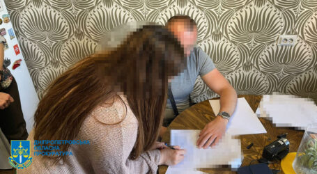 Чиновниць з міськради Дніпра підозрюють у розтраті 3 млн грн бюджетних коштів на закупівлю непридатних шкільних меблів
