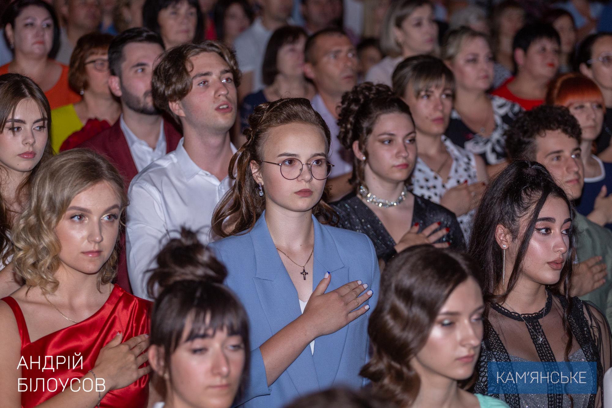 В Кам'янському сьогодні вітали випускників шкіл та нагороджували медалістів - ФОТО