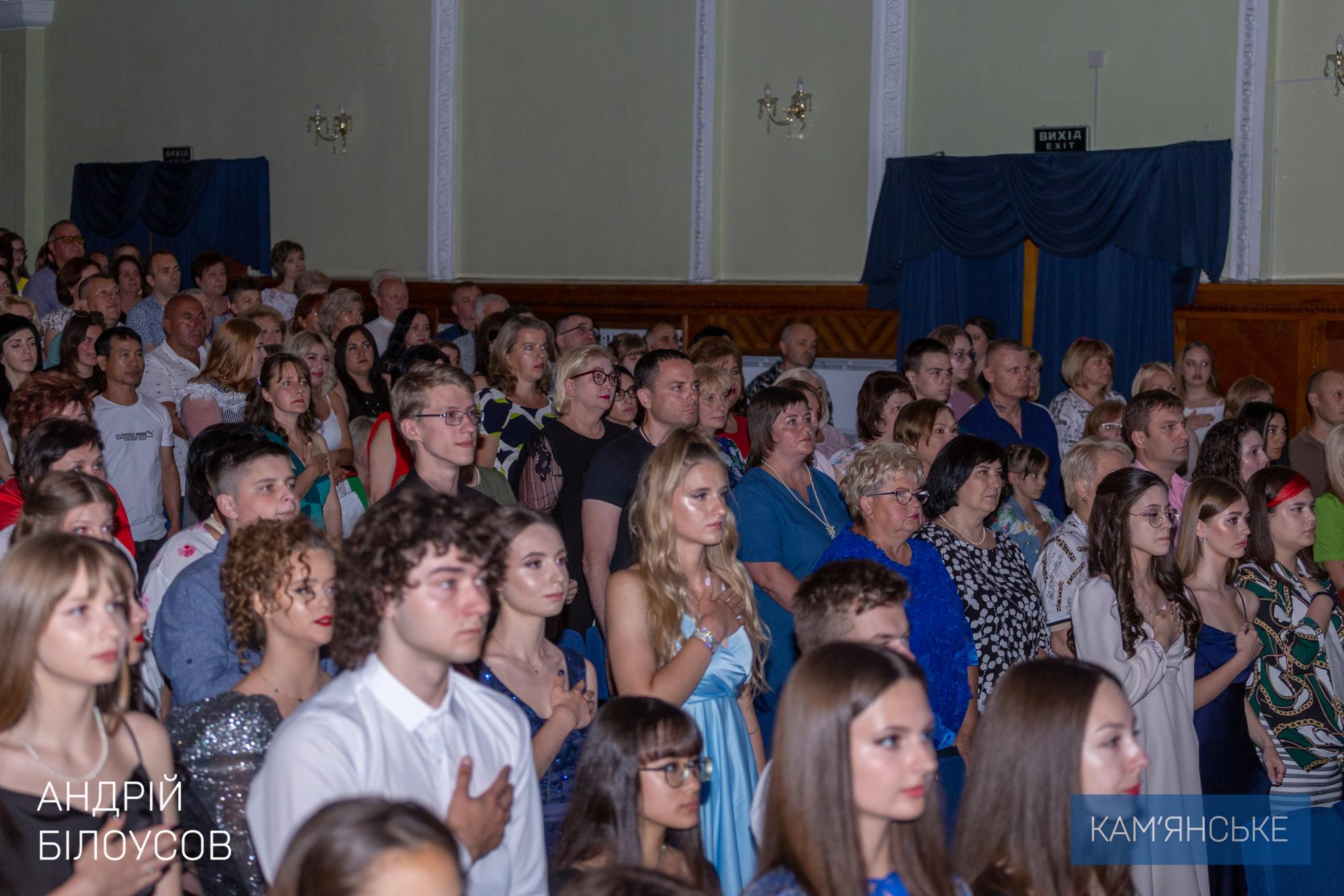 В Кам'янському сьогодні вітали випускників шкіл та нагороджували медалістів - ФОТО