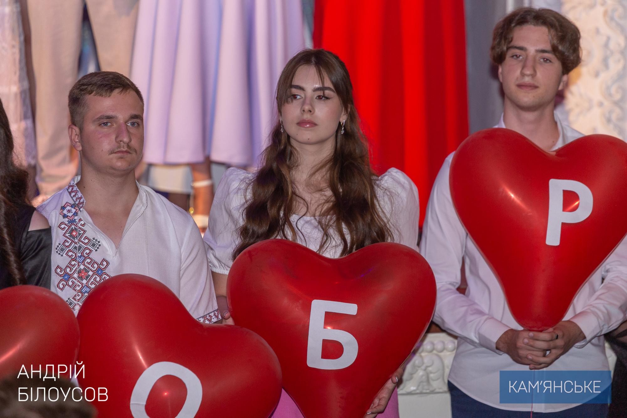В Кам'янському сьогодні вітали випускників шкіл та нагороджували медалістів - ФОТО