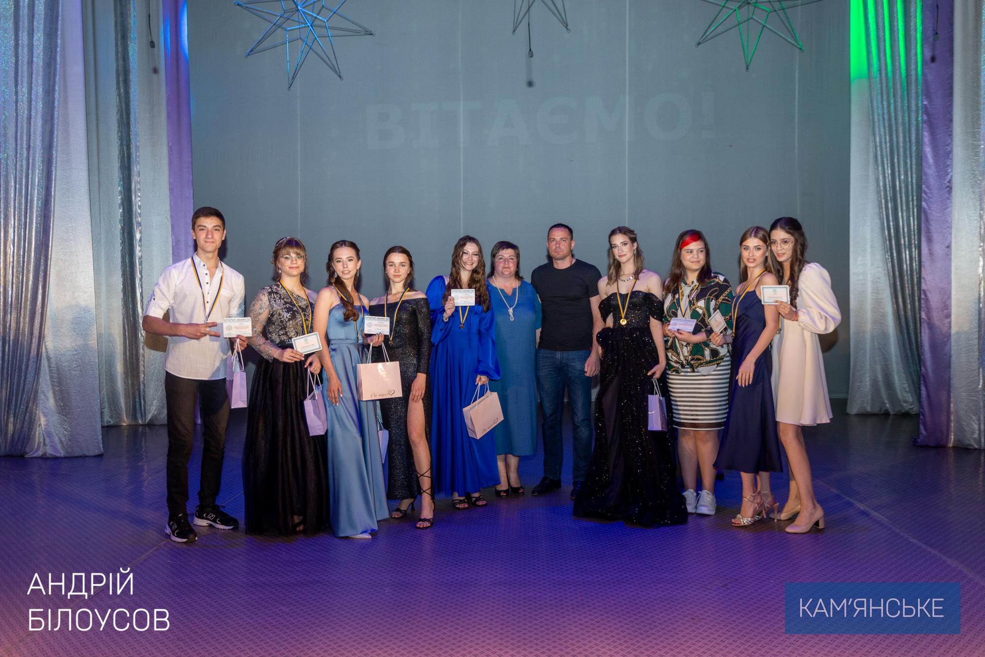 В Кам'янському сьогодні вітали випускників шкіл та нагороджували медалістів - ФОТО