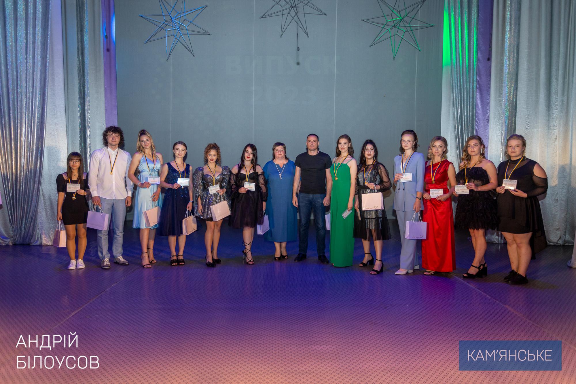 В Кам'янському сьогодні вітали випускників шкіл та нагороджували медалістів - ФОТО