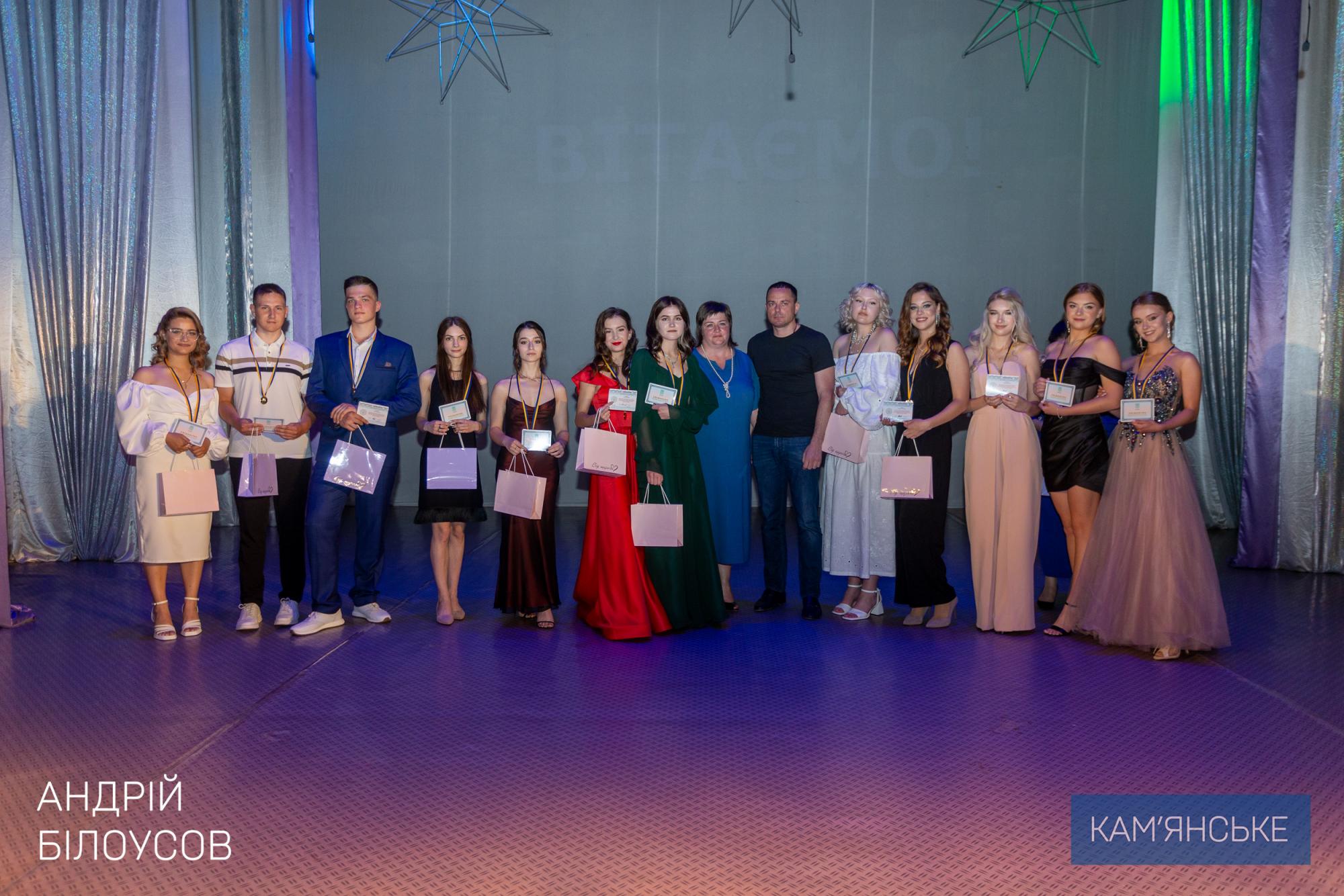 В Кам'янському сьогодні вітали випускників шкіл та нагороджували медалістів - ФОТО