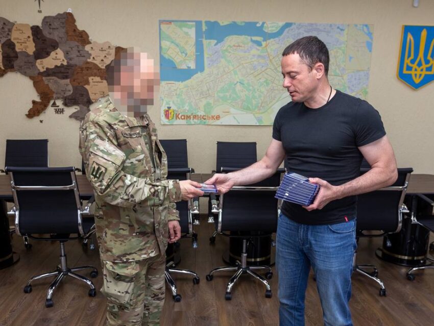 Мер передав нагороди військовим з Кам’янського, що воюють на Бахмутському напрямку
