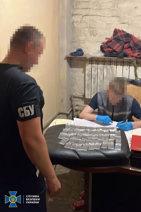На Дніпропетровщині злочинна група "під дахом" правоохоронців заробляла півтора мільйона гривень на місяць, збуваючи метамфетамін - ФОТО