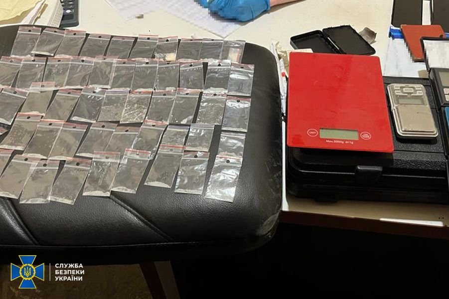 На Дніпропетровщині злочинна група "під дахом" правоохоронців заробляла півтора мільйона гривень на місяць, збуваючи метамфетамін - ФОТО