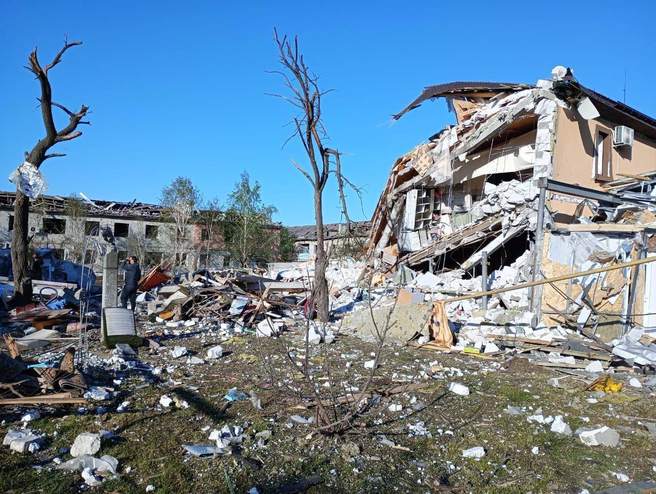 Вночі над Дніпропетровщиною збито ракети та безпілотник, в Підгородньому з-під завалів дістали тіло дворічної дівчинки - ФОТО