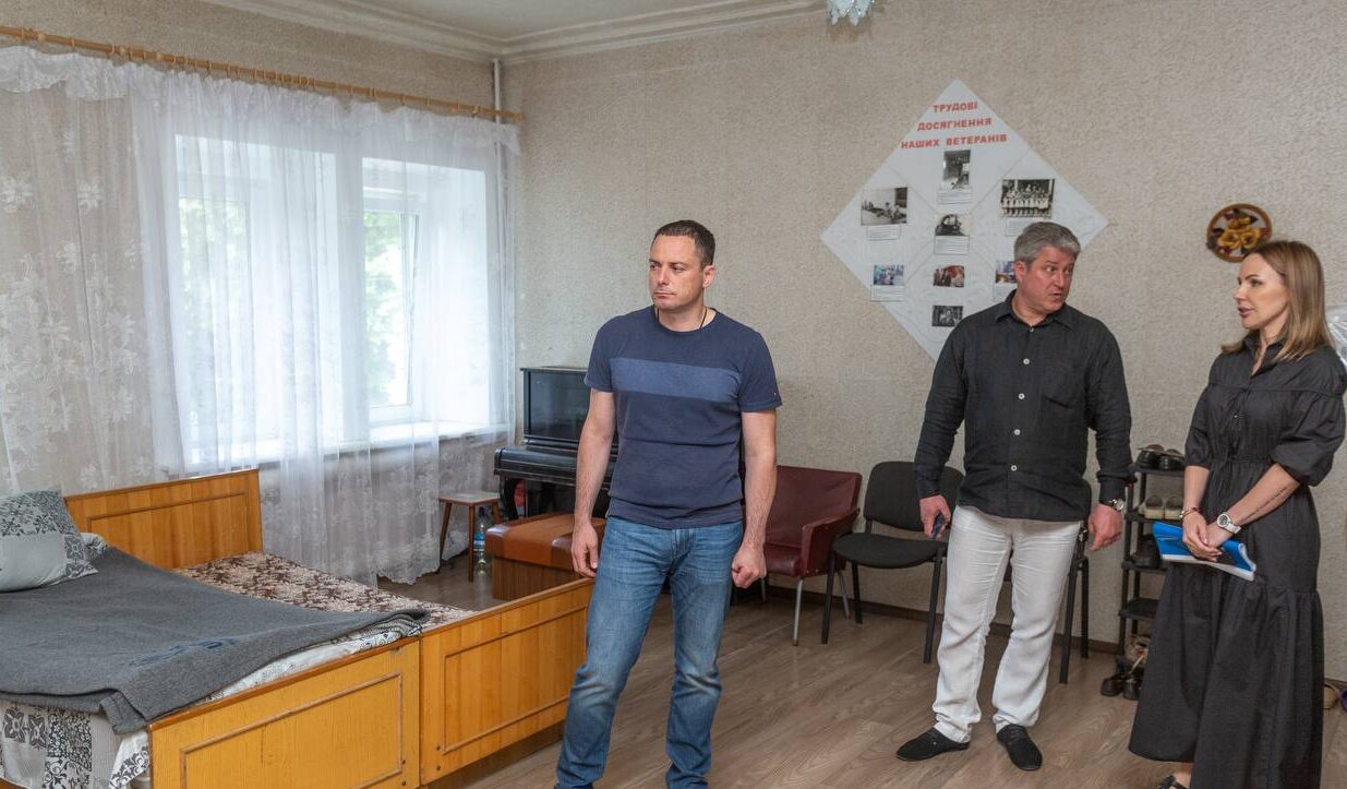 Мер Кам'янського поспілкувався с переселенцями, що мешкають у терцентрі на Дніпробуді - ФОТО