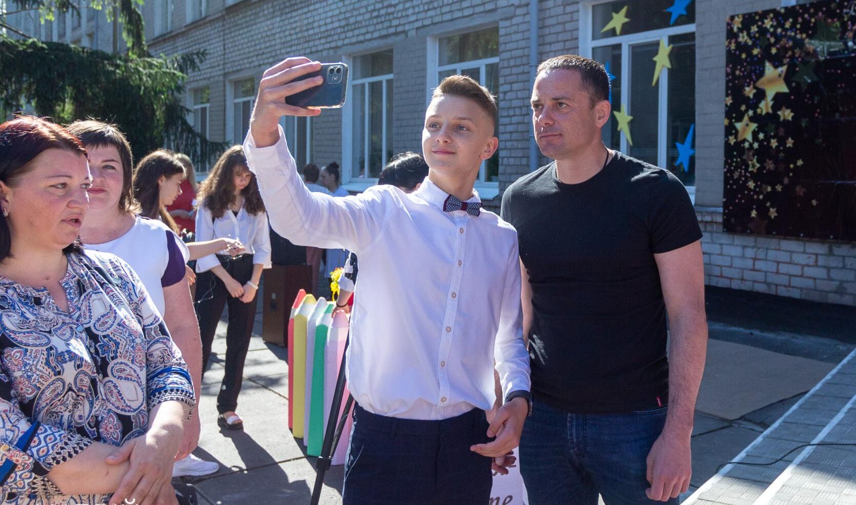 В школах Кам'янського пролунав останній дзвоник - ФОТО