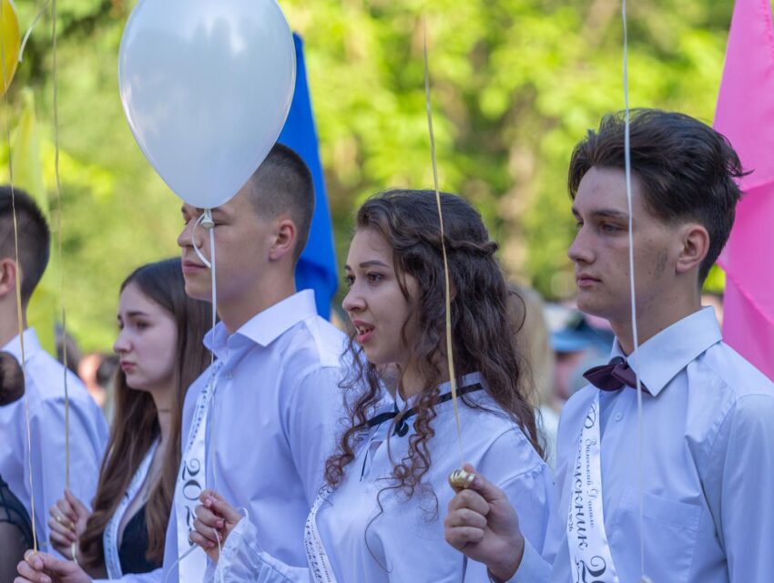 В школах Кам’янського пролунав останній дзвоник