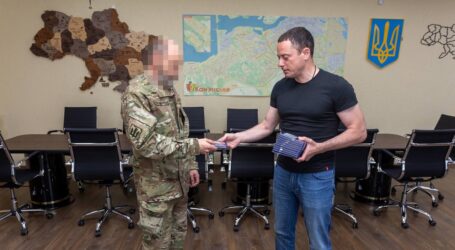 Мер передав нагороди військовим з Кам’янського, що воюють на Бахмутському напрямку